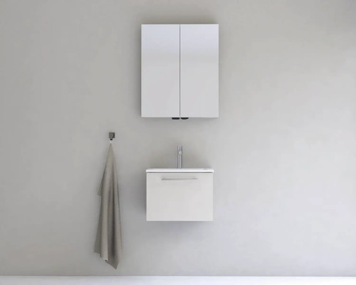 Moderní koupelnový set s umyvadlovou skříňkou, umyvadlem, zrcadlovou skříňkou a držákem na ručníky pro uspořádané a světlé prostředí.