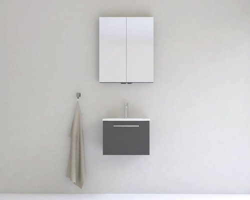 Koupelna s umyvadlovou skříňkou, umyvadlem, zrcadlovou skříňkou a věšákem na ručníky