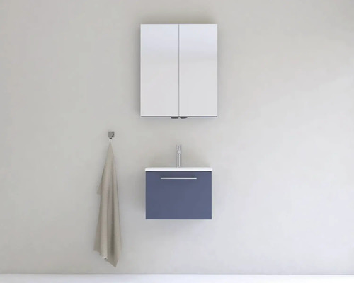 Moderní koupelna s umyvadlovou skříňkou, zrcadlovou skříňkou a držákem na ručníky