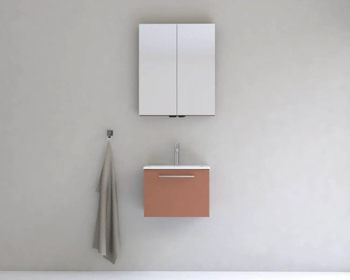 Moderní koupelna se zrcadlovou skříňkou, skříňkou pod umyvadlo a ručníkem