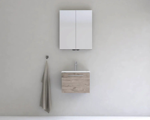 Koupelna se zrcadlovou skříňkou, umyvadlovou skříňkou a háčkem na ručníky