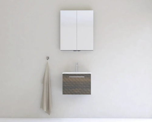 Moderní koupelna se zrcadlovou skříňkou, umyvadlem a ručníkem