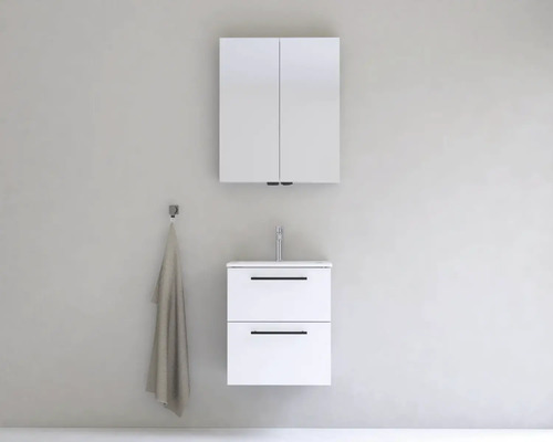 Koupelna s bílou skříňkou pod umyvadlo, umyvadlem na desku, baterií a zrcadlovou skříňkou