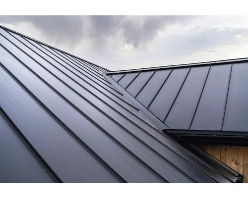 Detail střechy s kovovou krytinou