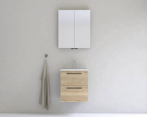 Moderní koupelna s umyvadlovou skříňkou, umyvadlem na desku, zrcadlovou skříňkou a háčkem na ručník