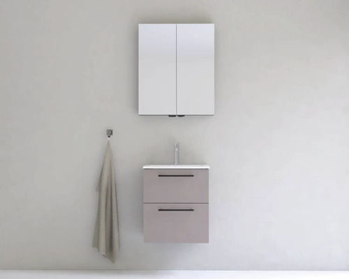 Koupelna se zrcadlovou skříňkou, umyvadlovou skříňkou se dvěma zásuvkami a háčkem na ručníky