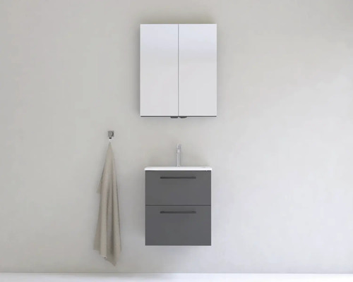 Koupelna s umyvadlovou skříňkou, umyvadlem a zrcadlovou skříňkou