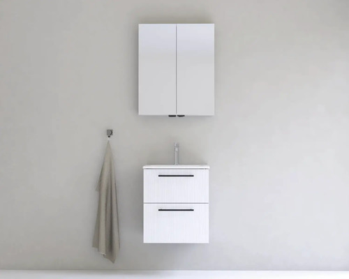 Koupelna s umyvadlovou skříňkou, zrcadlovou skříňkou a ručníkem