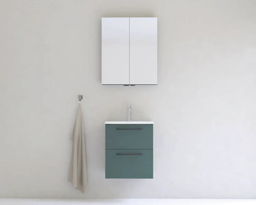 Koupelna s umyvadlovou skříňkou, zrcadlovou skříňkou a háčkem na ručníky