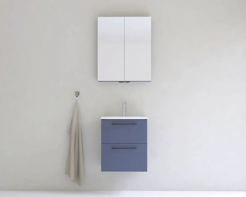 Koupelnová scéna s umyvadlovou skříňkou, umyvadlem, zrcadlovou skříňkou a držákem na ručníky