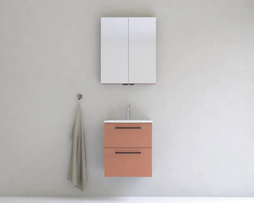 Moderní koupelna s umyvadlovou skříňkou, umyvadlem, zrcadlovou skříňkou a ručníkem