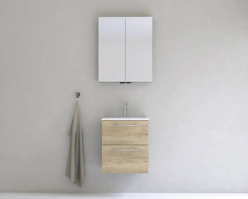 Koupelna s umyvadlovou skříňkou, umyvadlem na desku, zrcadlovou skříňkou a držákem na ručníky