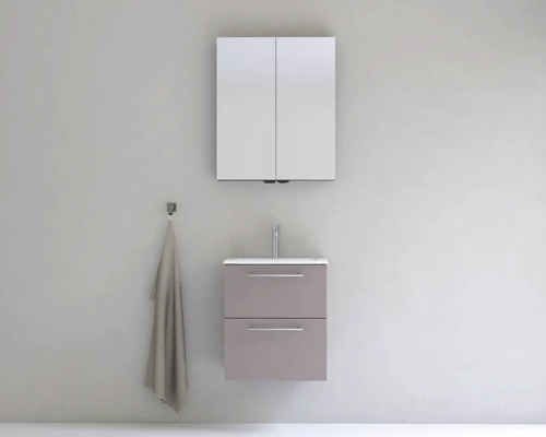 Koupelna s umyvadlovou skříňkou, umyvadlem, zrcadlovou skříňkou a držákem na ručníky