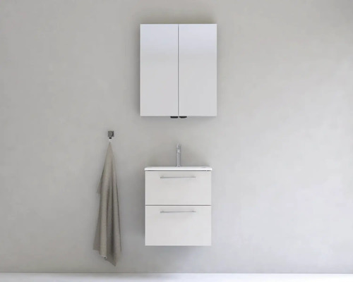 Koupelna s umyvadlovou skříňkou, umyvadlem a zrcadlovou skříňkou