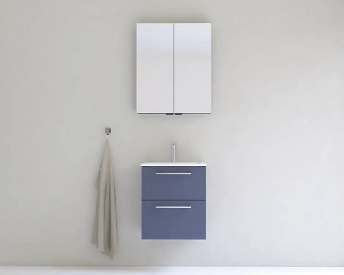 Koupelna s umyvadlovou skříňkou, umyvadlem, zrcadlovou skříňkou a držákem na ručníky