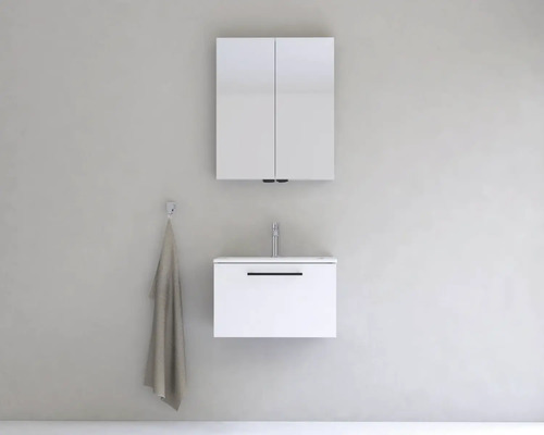 Koupelnová scéna s umyvadlem, zrcadlem a ručníkem