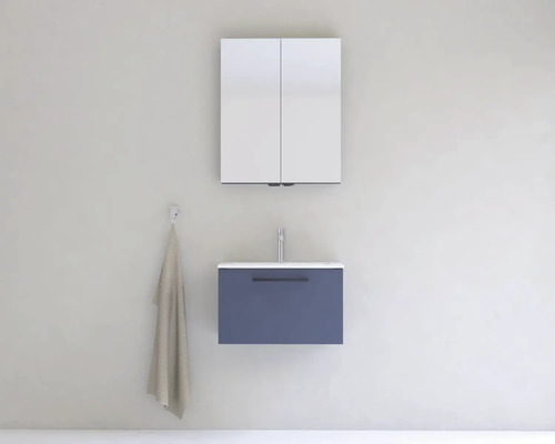 Moderní koupelna s umyvadlem, zrcadlem a ručníkem