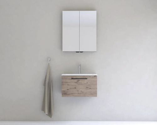 Koupelna se zrcadlovou skříňkou, skříňkou pod umyvadlo, umyvadlem a ručníkem