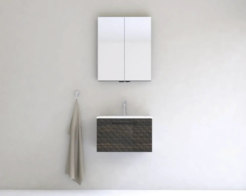 Koupelnová scéna se zrcadlovou skříňkou, umyvadlem a ručníkem