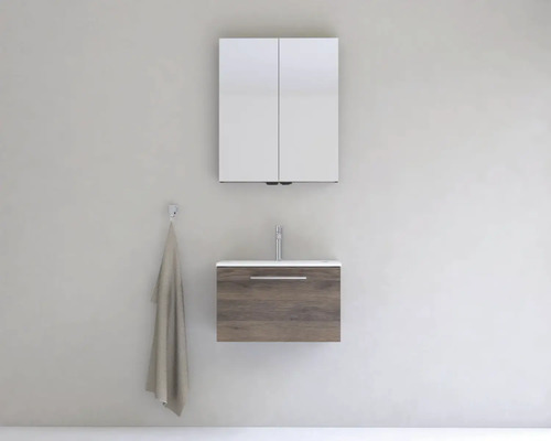 Koupelna se zrcadlovou skříňkou, skříňkou pod umyvadlo a držákem na ručníky