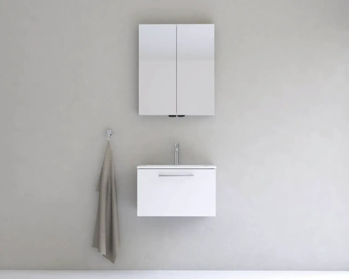 Koupelna s umyvadlovou skříňkou, umyvadlem a zrcadlovou skříňkou