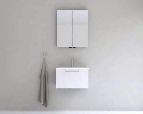 Moderní koupelna s bílou umyvadlovou skříňkou, zrcadlovou skříňkou a ručníkem