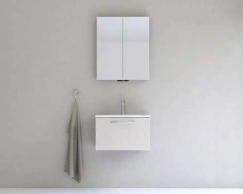 Koupelna s umyvadlovou skříňkou, zrcadlovou skříňkou a držákem na ručníky