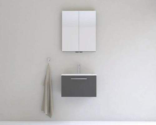 Koupelna s umyvadlovou skříňkou, zrcadlovou skříňkou a ručníkem