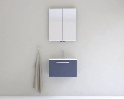 Koupelna s umyvadlovou skříňkou a zrcadlovou skříňkou