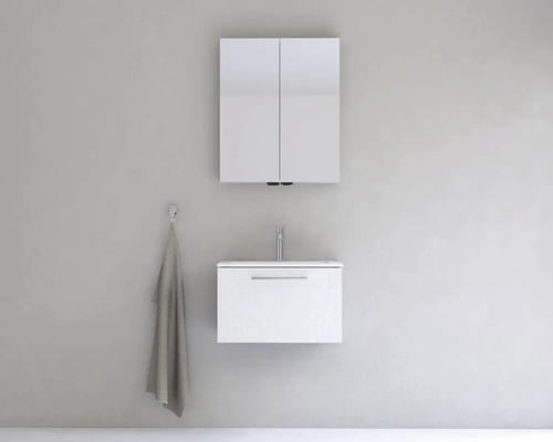 Moderní koupelna s bílou skříňkou pod umyvadlo, zrcadlovou skříňkou a držákem na ručníky s ručníkem