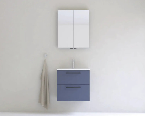 Koupelna s umyvadlovou skříňkou, zrcadlovou skříňkou a ručníkem