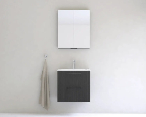 Koupelna s umyvadlovou skříňkou, zrcadlovou skříňkou a ručníkem