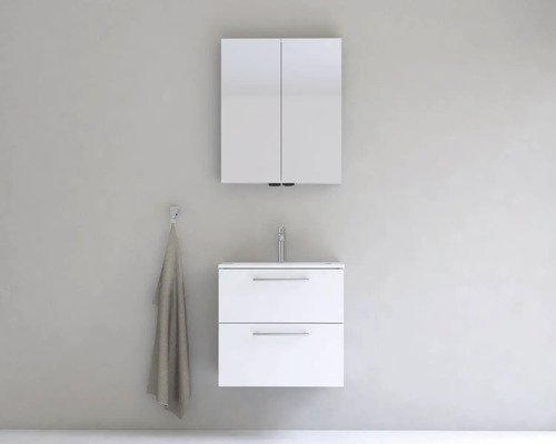 Koupelna s umyvadlovou skříňkou, armaturou, zrcadlovou skříňkou a ručníkem