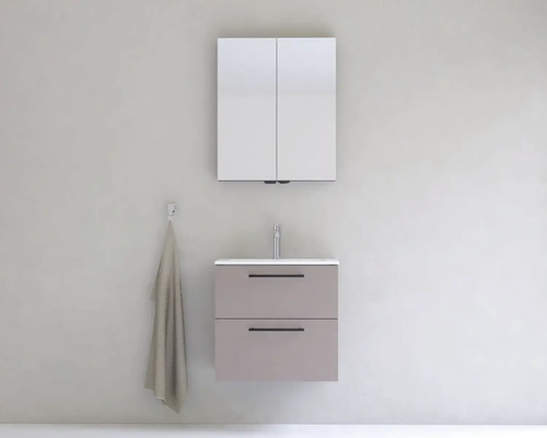 Koupelna s umyvadlovou skříňkou, umyvadlem, zrcadlovou skříňkou a ručníkem