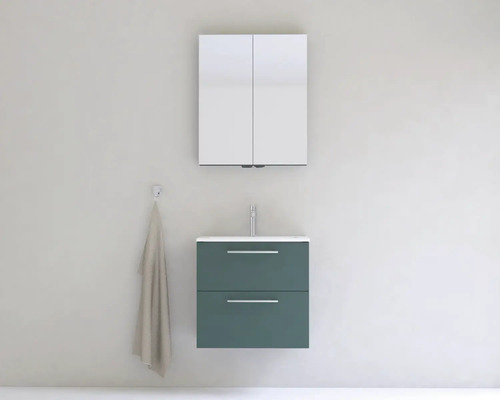 Koupelna s umyvadlovou skříňkou, umyvadlem, zrcadlovou skříňkou a ručníkem