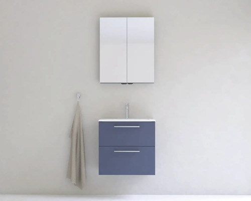 Koupelna s umyvadlovou skříňkou, umyvadlem na desku, zrcadlovou skříňkou a ručníkem