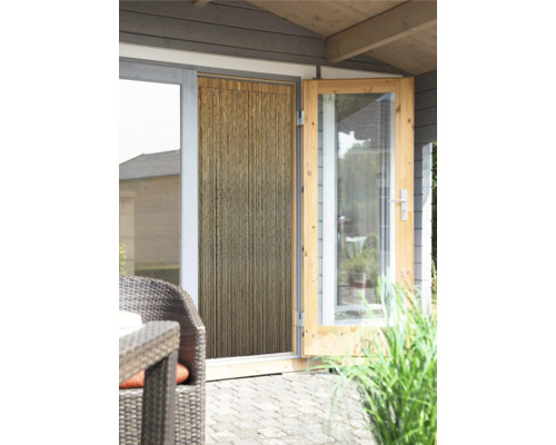 Bambusový závěs u dveří na terasu