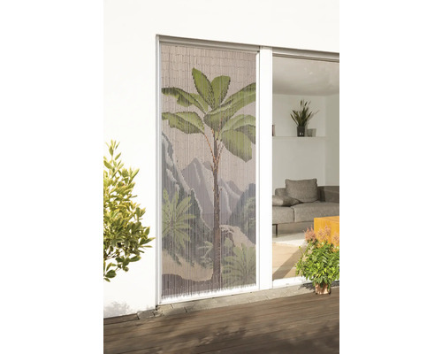 Dekorativní bambusový závěs s potištěným motivem džungle před terasovými dveřmi.