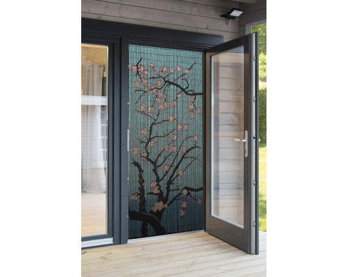 Bambusový závěs s motivem stromu před otevřenými dveřmi na terasu