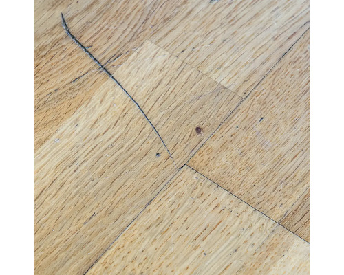 Detail dřevěných parket s škrábancem