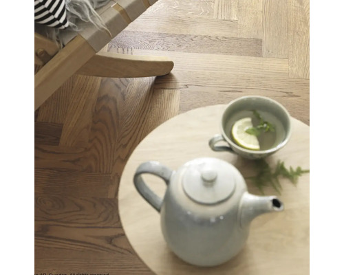 Čajová konvice a šálek s citronem na stole