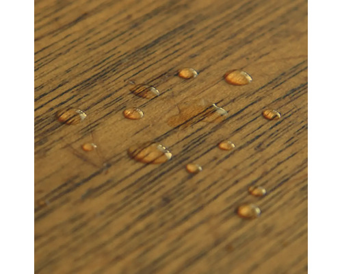 Kapky vody na dřevěné podlaze