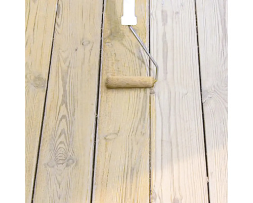 Barva se nanáší válečkem na dřevo