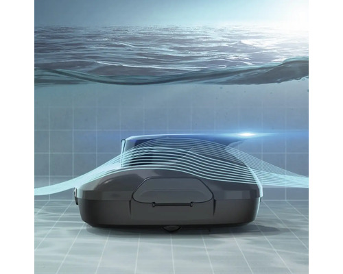 Čistič bazénů při práci pod vodou