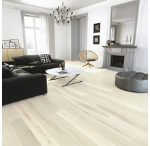 Světlý obývací pokoj s pohovkou, konferenčním stolkem, krbem, křeslem a dřevěnou podlahou