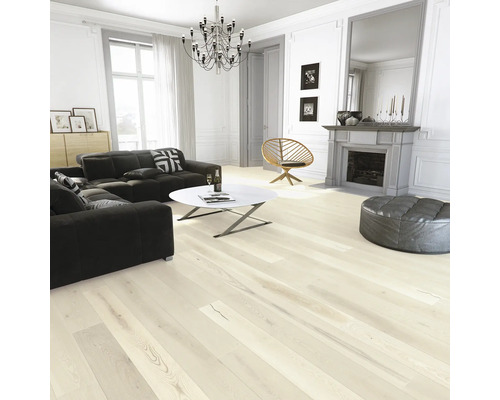 Světlý obývací pokoj s pohovkou, konferenčním stolkem, krbem, křeslem a dřevěnou podlahou