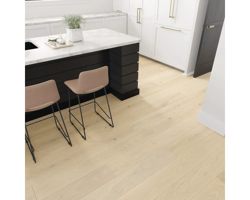 Světlá dřevěná podlaha v kuchyni s kuchyňským ostrovem a barovými stoličkami.