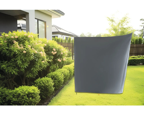 Šedý ochranný obal na zahradě