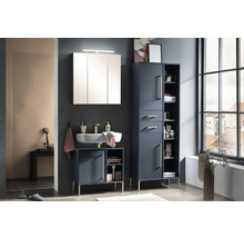 Koupelna s umyvadlovou skříňkou, zrcadlovou skříňkou a vysokou skříní v jasném, prostorném designu.