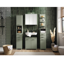 Koupelna s umyvadlem, zrcadlovou skříňkou a vysokými skříněmi